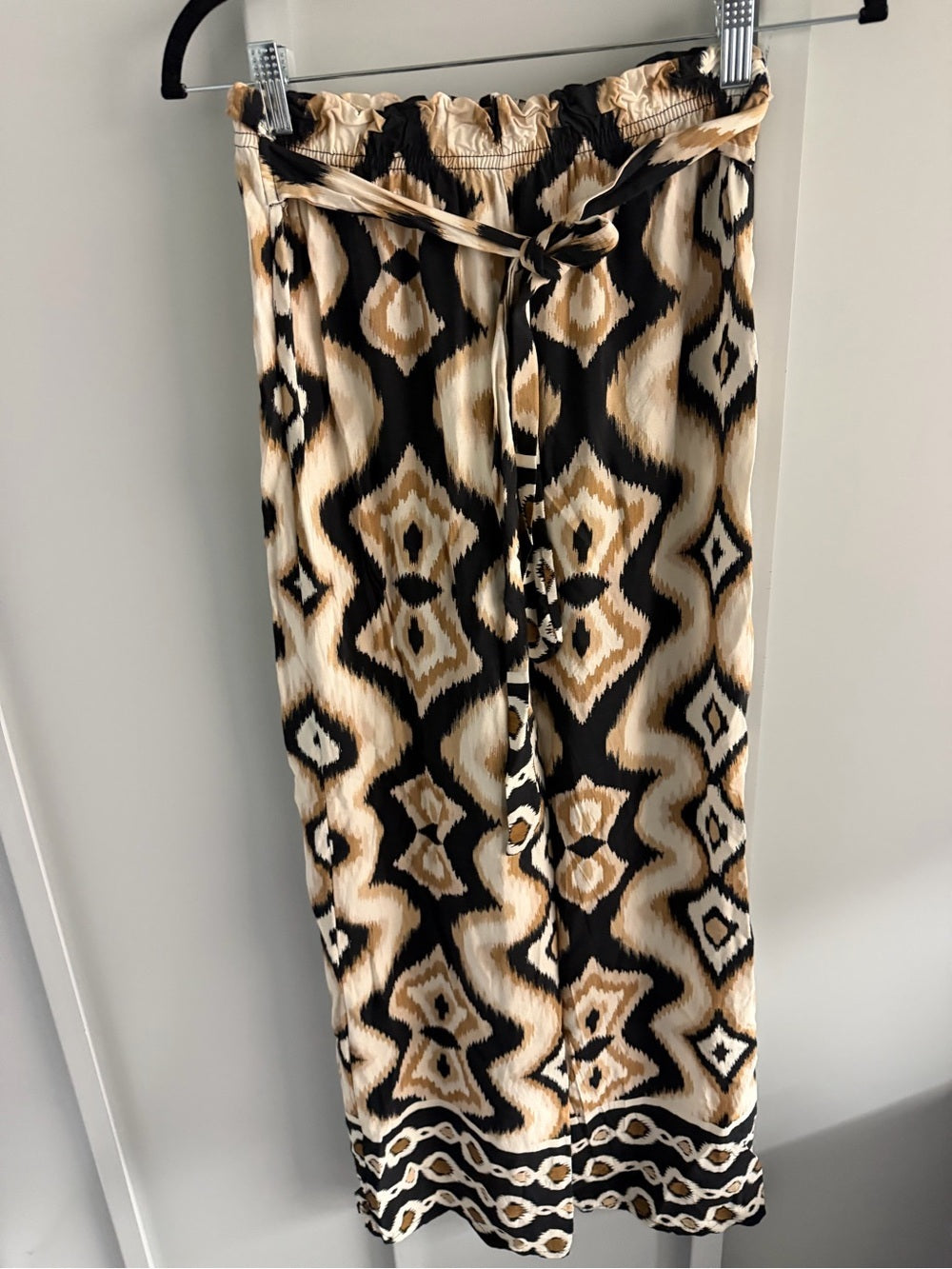UCHUU Studio Geometric Ikat Wide Leg Pants
Beige Black White Loose fit size S
