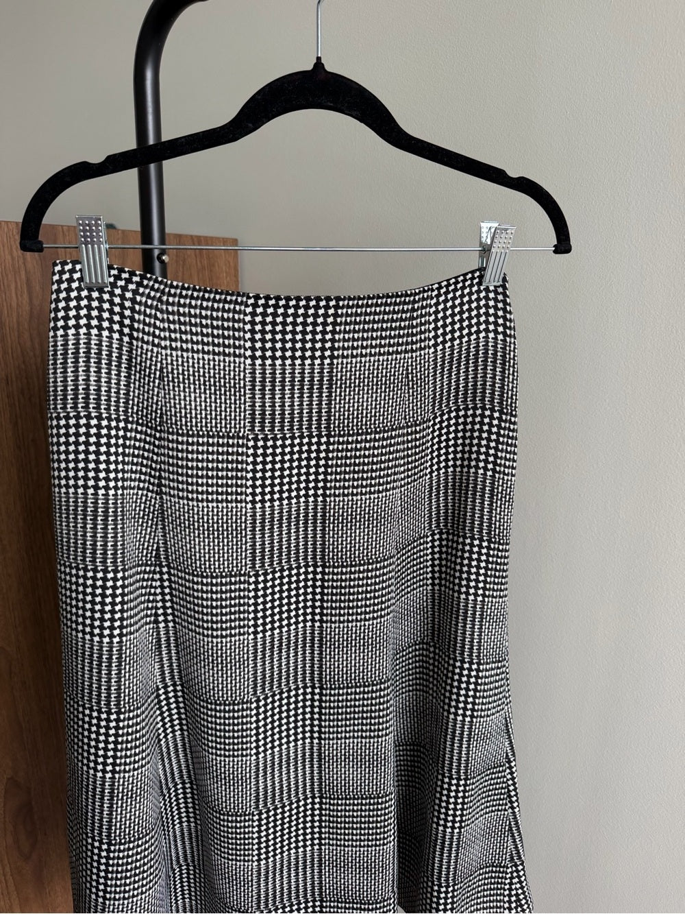 Club Monaco Black & White Houndstooth Midi Skirt Size 4