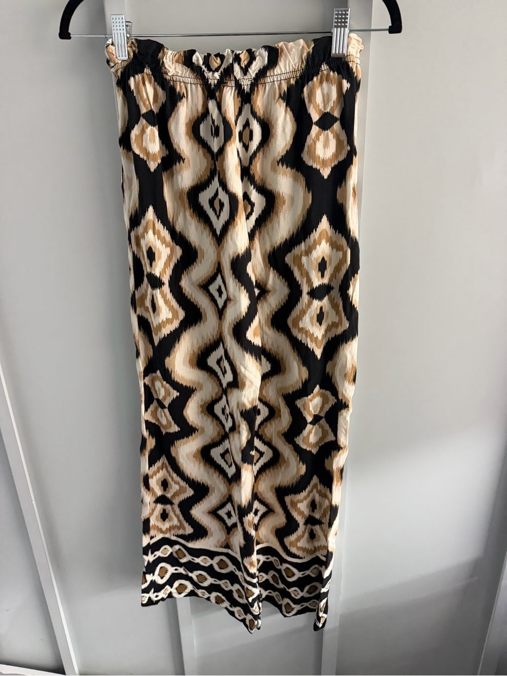 UCHUU Studio Geometric Ikat Wide Leg Pants
Beige Black White Loose fit size S
