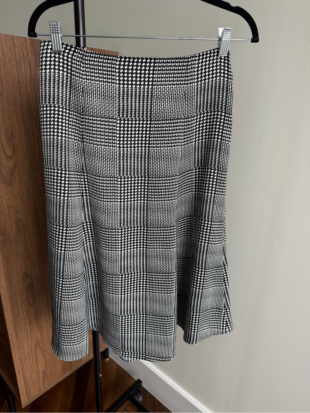 Club Monaco Black & White Houndstooth Midi Skirt Size 4