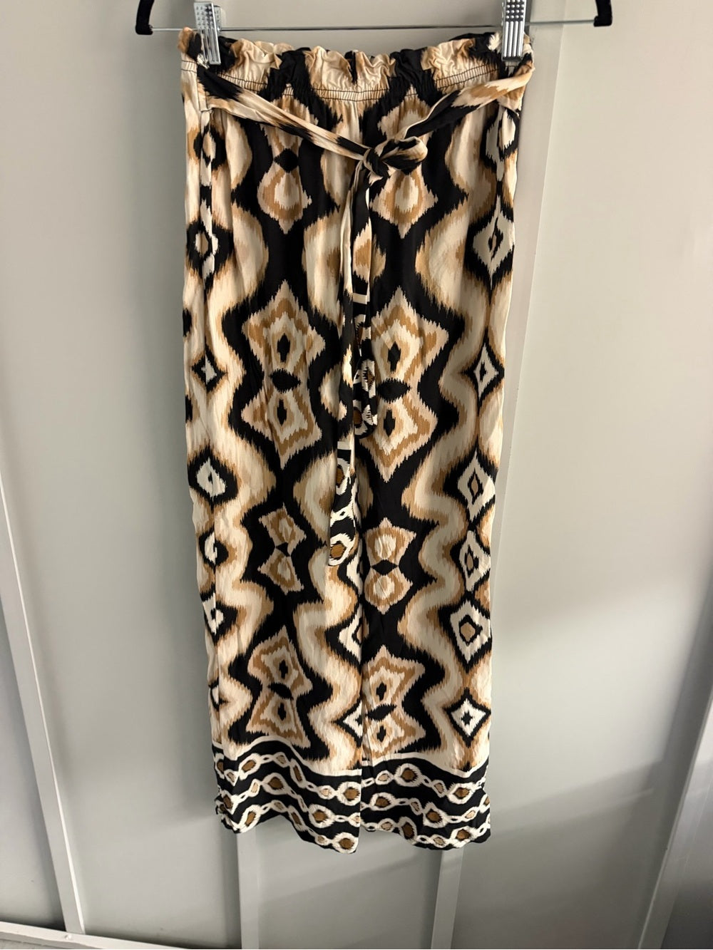 UCHUU Studio Geometric Ikat Wide Leg Pants
Beige Black White Loose fit size S