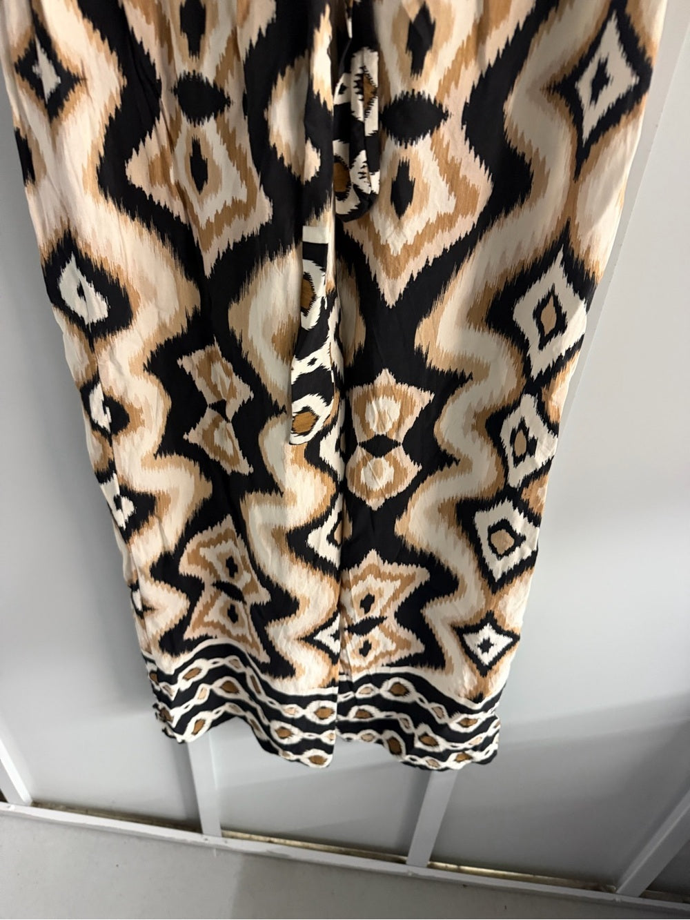 UCHUU Studio Geometric Ikat Wide Leg Pants
Beige Black White Loose fit size S