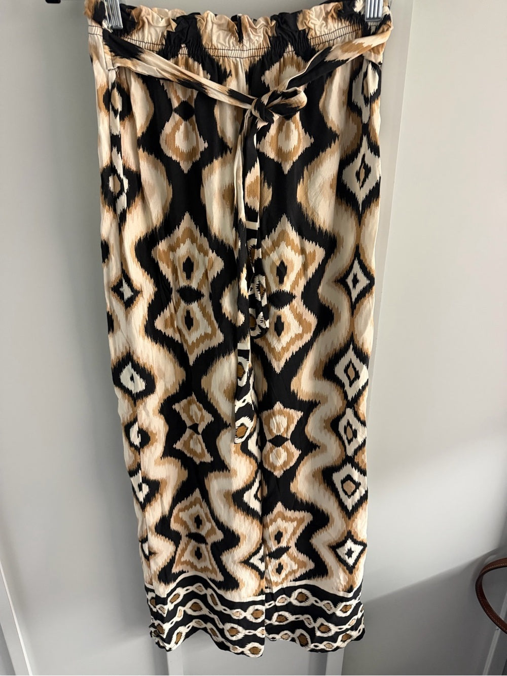 UCHUU Studio Geometric Ikat Wide Leg Pants
Beige Black White Loose fit size S