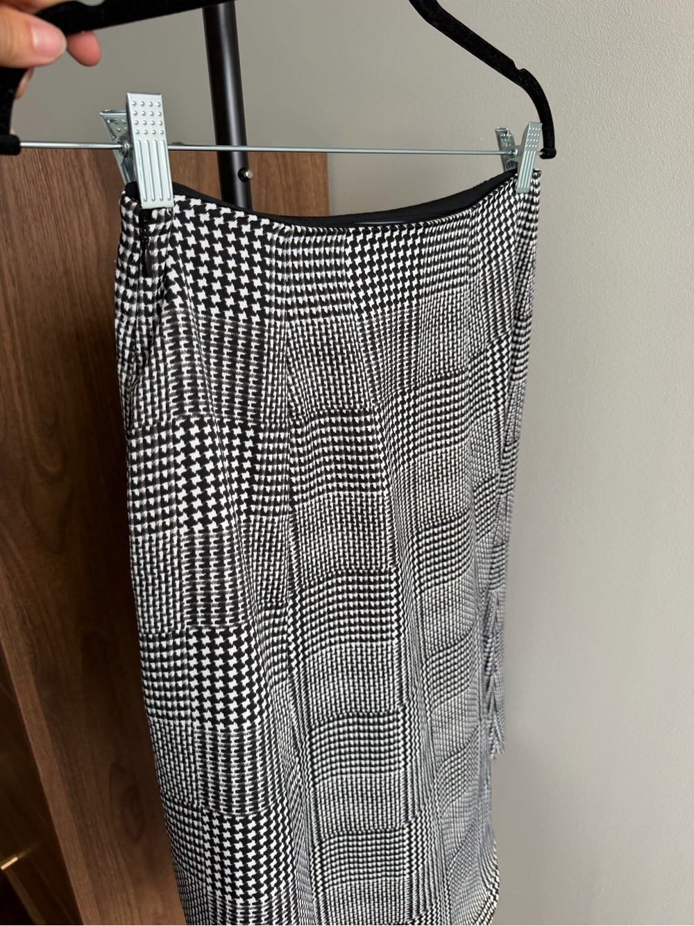 Club Monaco Black & White Houndstooth Midi Skirt Size 4