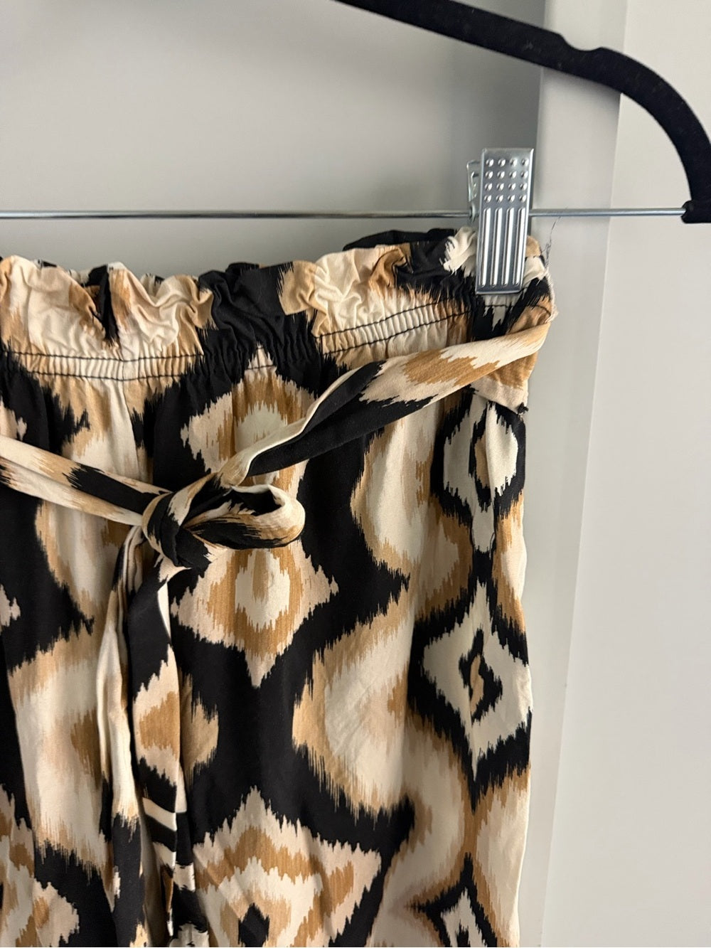 UCHUU Studio Geometric Ikat Wide Leg Pants
Beige Black White Loose fit size S