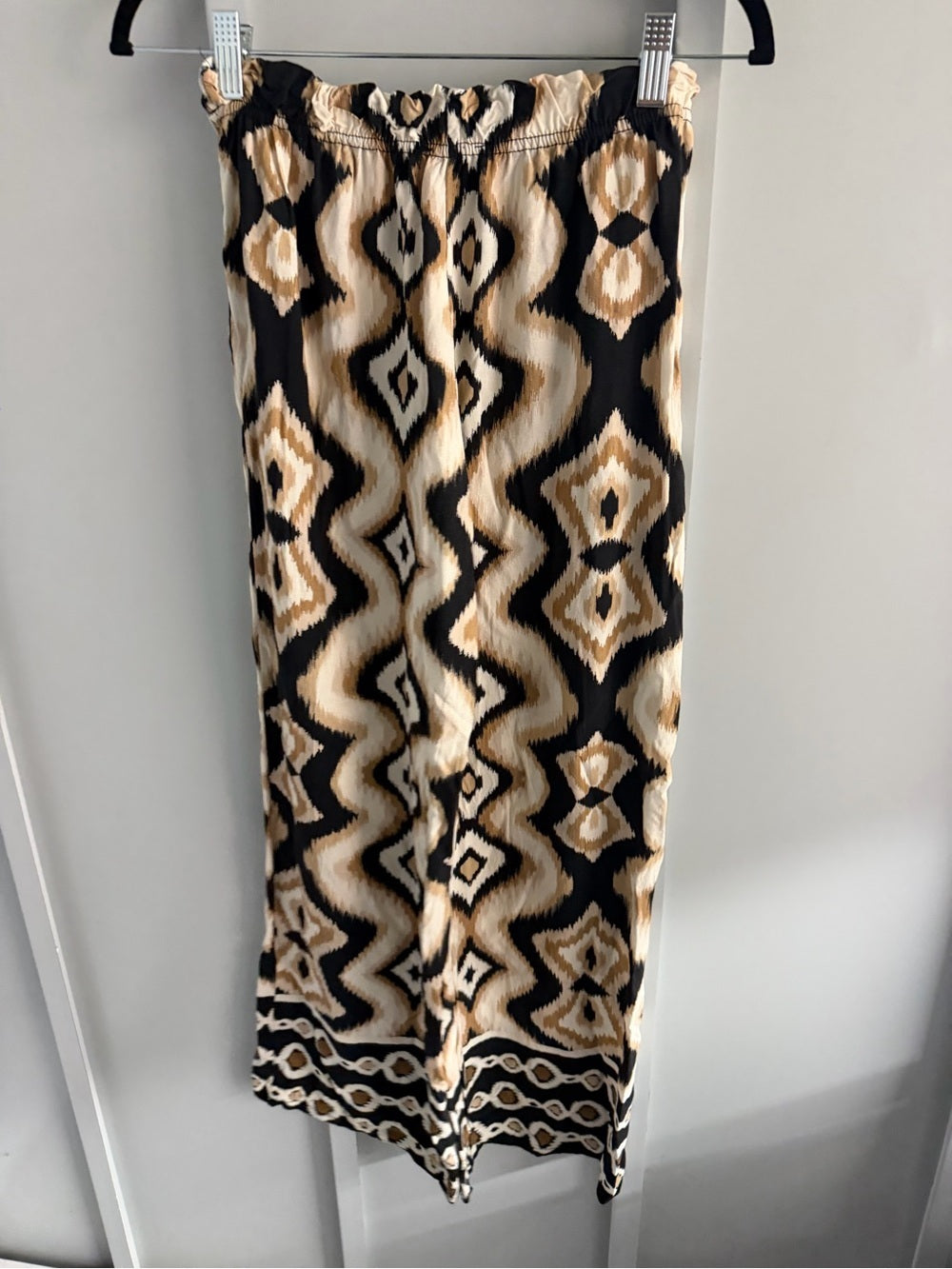 UCHUU Studio Geometric Ikat Wide Leg Pants
Beige Black White Loose fit size S