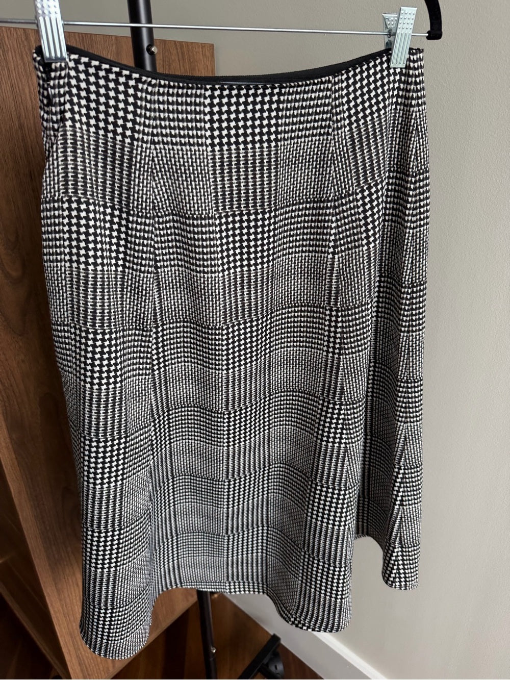 Club Monaco Black & White Houndstooth Midi Skirt Size 4