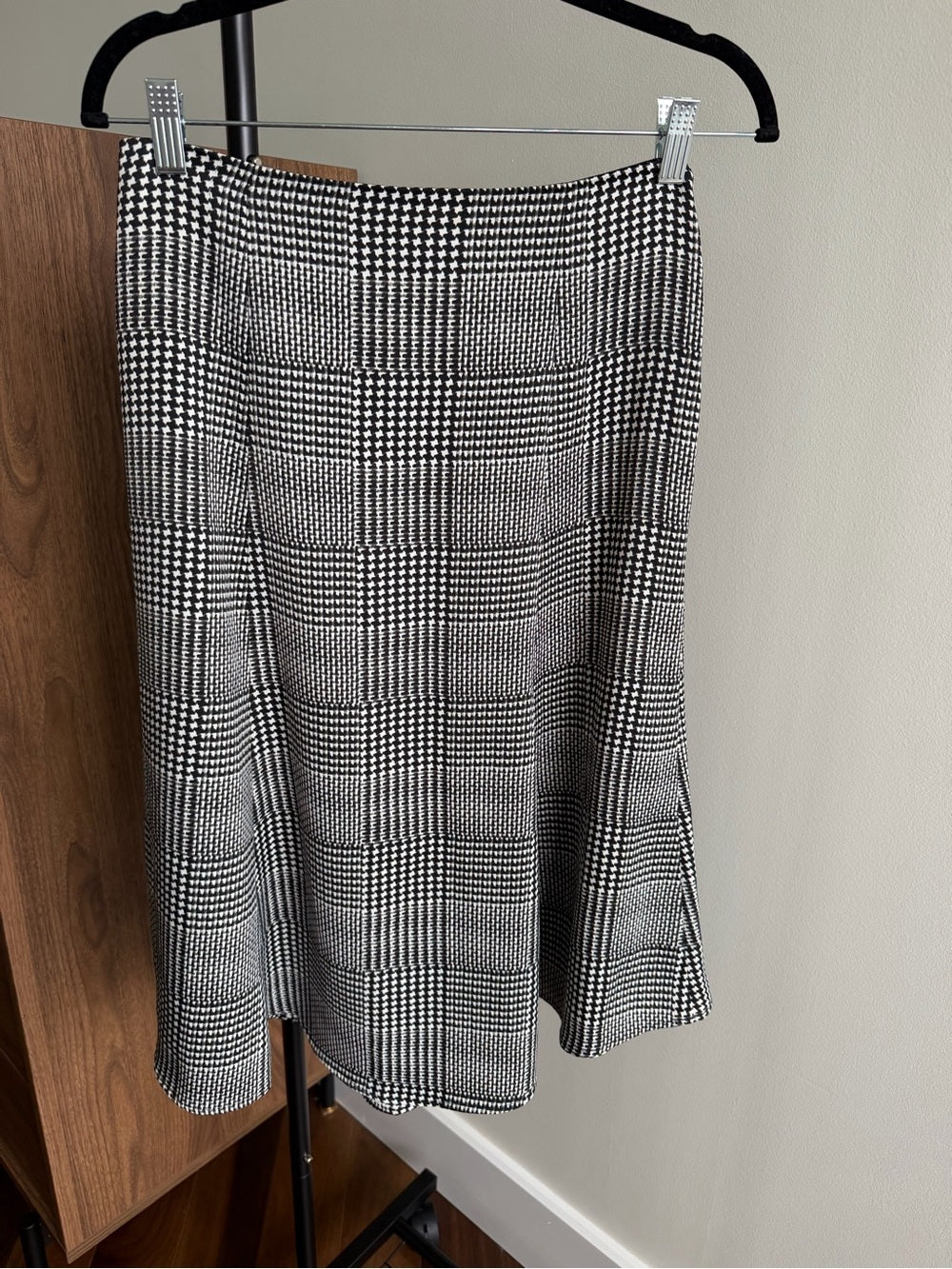 Club Monaco Black & White Houndstooth Midi Skirt Size 4