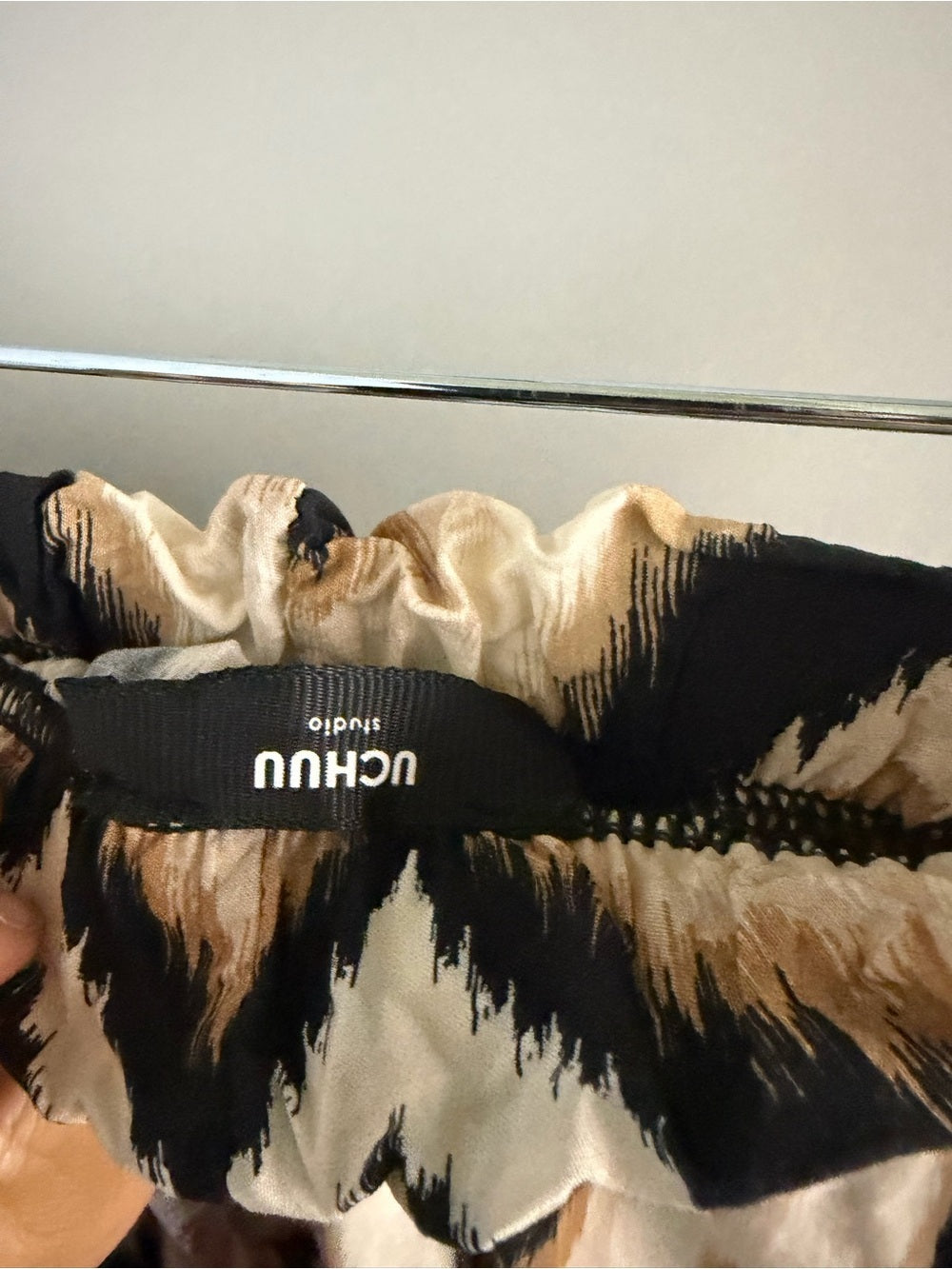 UCHUU Studio Geometric Ikat Wide Leg Pants
Beige Black White Loose fit size S