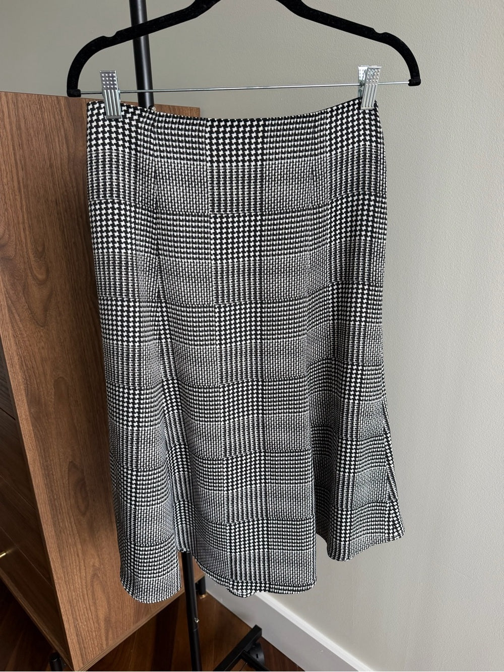 Club Monaco Black & White Houndstooth Midi Skirt Size 4