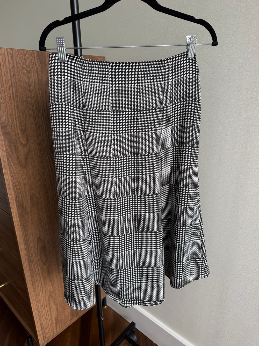Club Monaco Black & White Houndstooth Midi Skirt Size 4