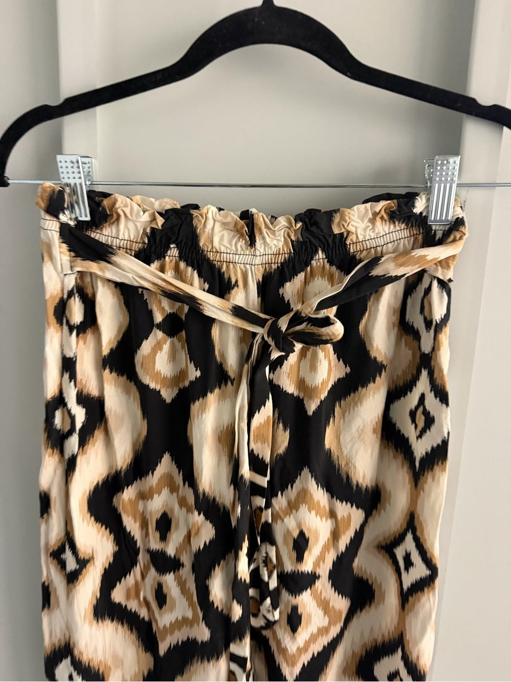 UCHUU Studio Geometric Ikat Wide Leg Pants
Beige Black White Loose fit size S